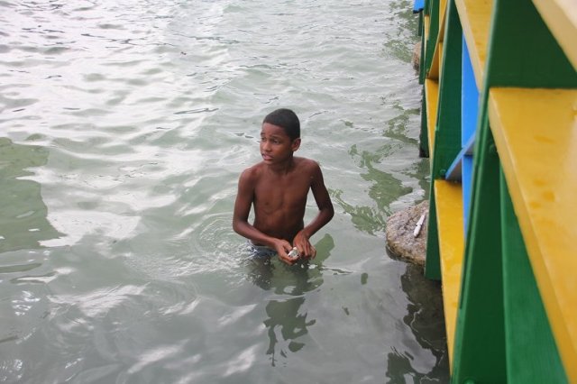 m_Boy preparing fish