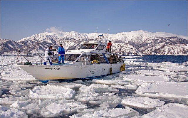 8954 boat in the ice.jpg