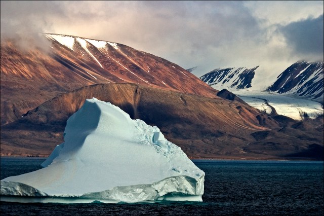 4363-bylot-berg-and-glacier
