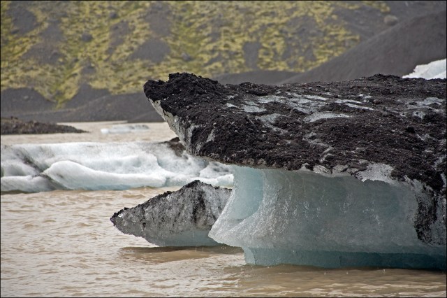 4438-ash-covered-berg-thorsmork-valley