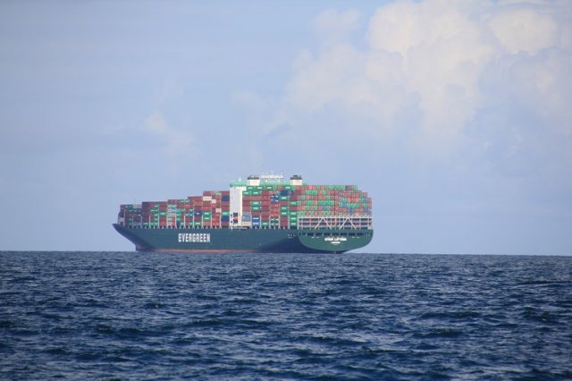 m_Giant container ship.jpg
