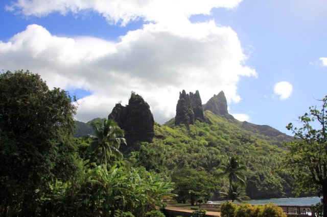 m_Hatiheu rock spires2