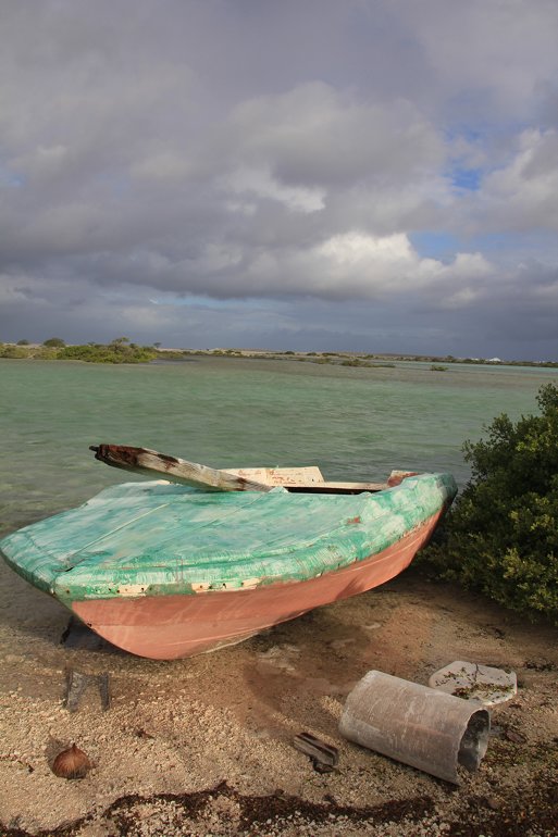 m_Abandoned boat S Kauehi