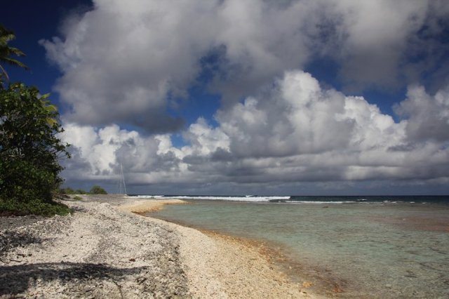 m_Fakarava S Pass boat on reef (3)
