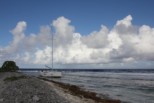 m_Fakarava Yacht on reef